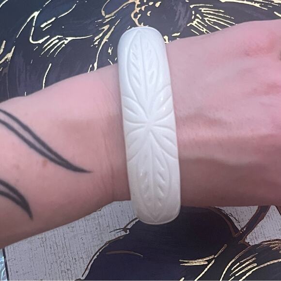Vintage 70s Carved Pure White Lucite Bangle Bracelet Leaves Pattern A3 - Picture 3 of 13
